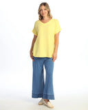 GARMENT DYED DOUBLE GAUZE V-NECK SHORT-SLEEVE TOP W CURVED HEM in Lemon