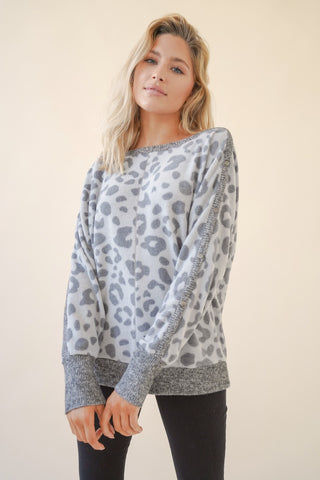 LEOPARD SNAP BUTTON SLEEVE BOAT NECK TOP